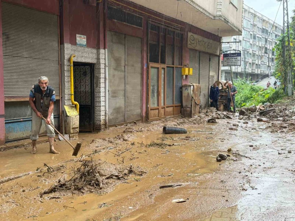 Rize'de Şiddetli Yağış Sele Dönüştü.. Karadeniz'de Ulaşım ve Yaşam Etkilendi!