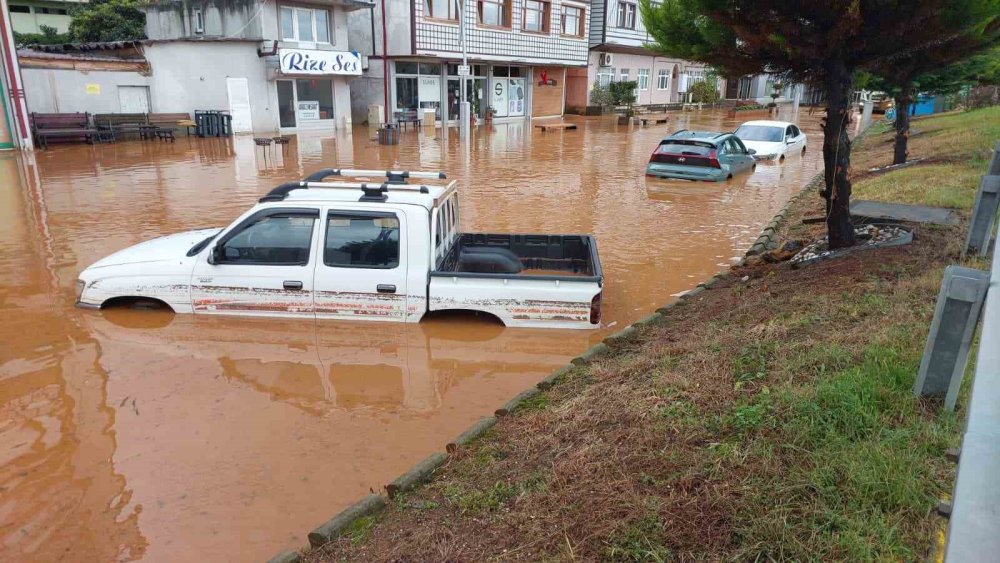 Rize'de Şiddetli Yağış Sele Dönüştü.. Karadeniz'de Ulaşım ve Yaşam Etkilendi!