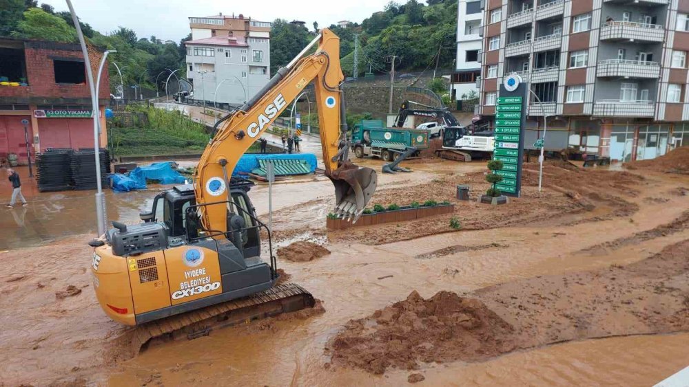 Rize'de Şiddetli Yağış Sele Dönüştü.. Karadeniz'de Ulaşım ve Yaşam Etkilendi!
