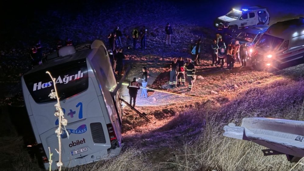 İstanbul-Ağrı Seferindeki Yolcu Otobüsü Kaza Yaptı.. Amasya’da 24 Kişi Yaralandı!