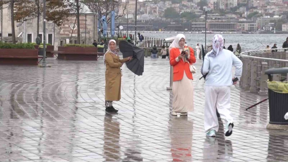 İstanbul’da Yağışlı Hava Etkisini Gösterdi.. Anadolu Yakası’nda Sağanak Başladı!
