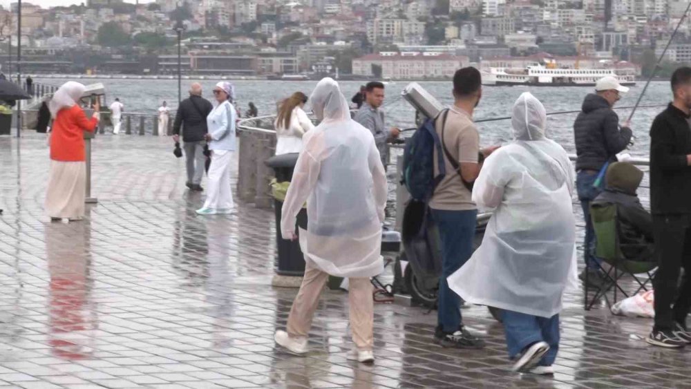 İstanbul’da Yağışlı Hava Etkisini Gösterdi.. Anadolu Yakası’nda Sağanak Başladı!