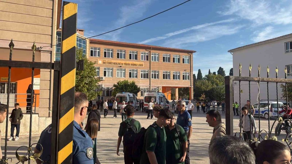 Manisa Turgutlu’da Lise Önünde Silahlı Saldırı.. 8 Kişi Etkilendi, 1 Öğrenci Öldü!