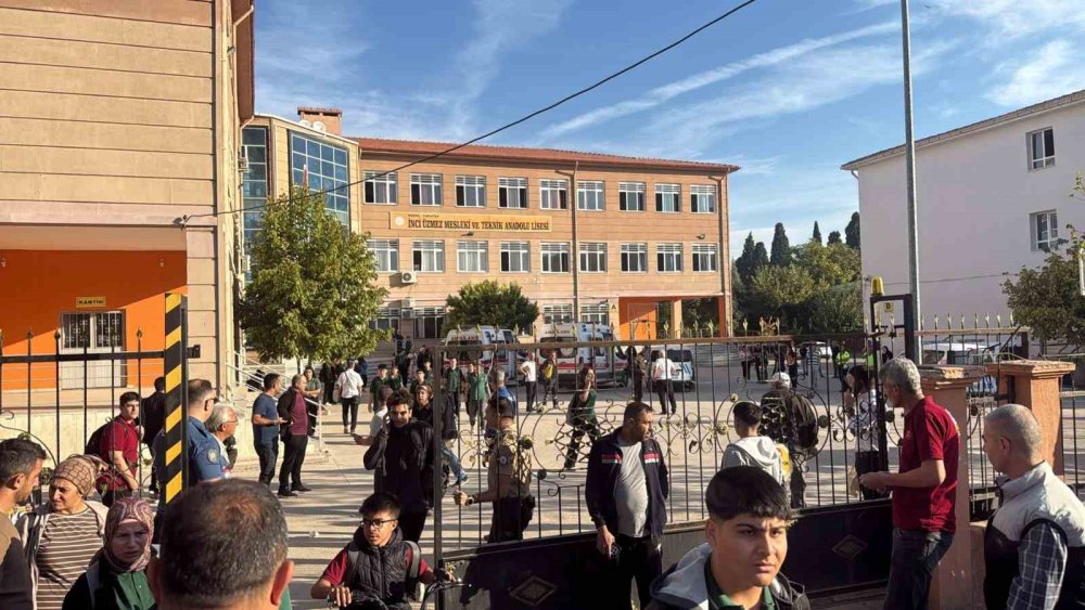Manisa Turgutlu’da Lise Önünde Silahlı Saldırı.. 8 Kişi Etkilendi, 1 Öğrenci Öldü!