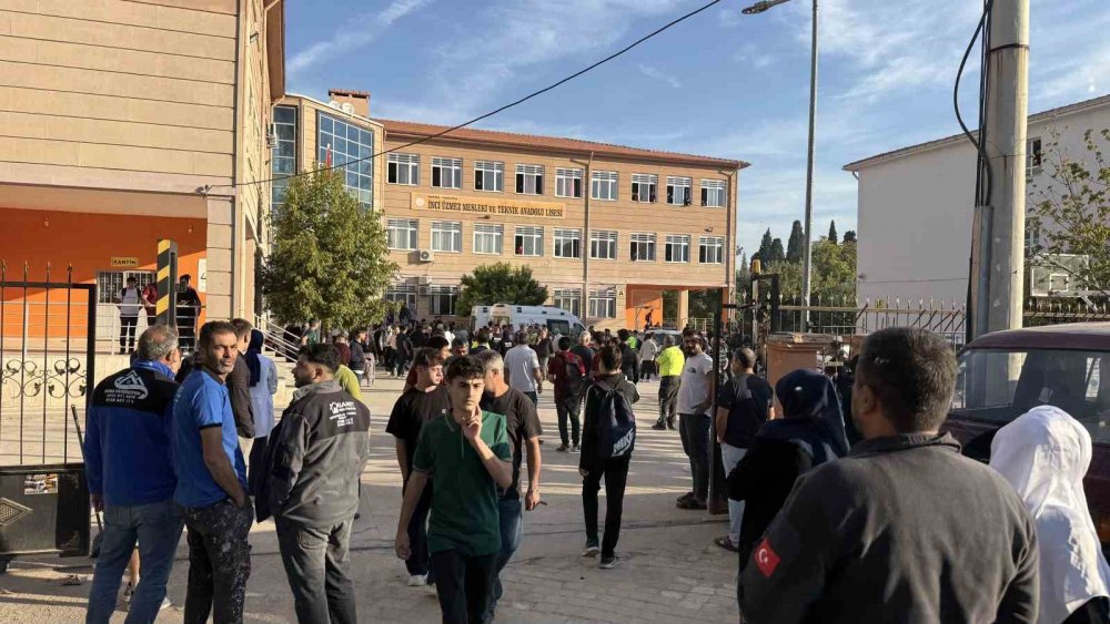 Manisa Turgutlu’da Lise Önünde Silahlı Saldırı.. 8 Kişi Etkilendi, 1 Öğrenci Öldü!