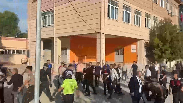 Manisa Turgutlu’da Lise Önünde Silahlı Saldırı.. 8 Kişi Etkilendi, 1 Öğrenci Öldü!