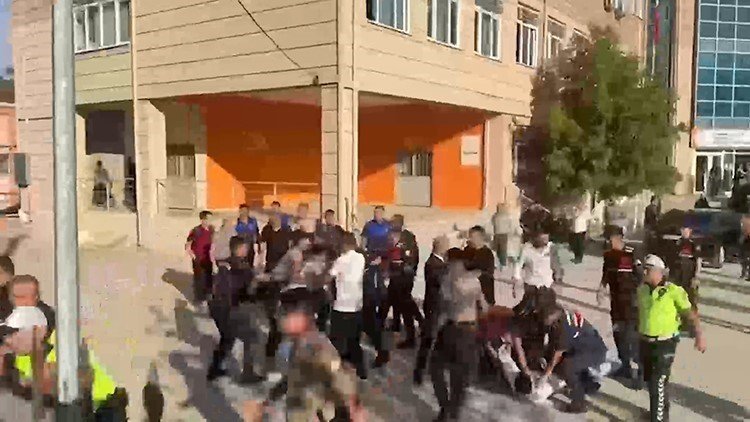 Manisa Turgutlu’da Lise Önünde Silahlı Saldırı.. 8 Kişi Etkilendi, 1 Öğrenci Öldü!