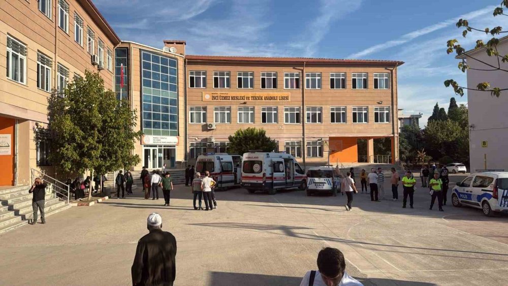 Manisa Turgutlu’da Lise Önünde Silahlı Saldırı.. 8 Kişi Etkilendi, 1 Öğrenci Öldü!