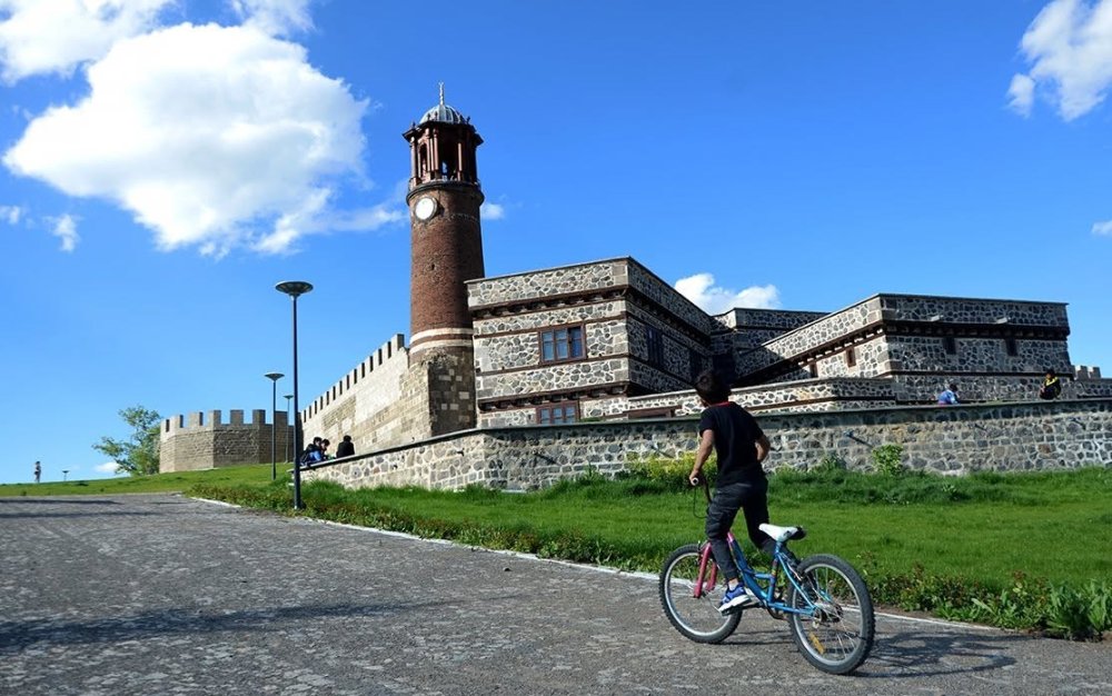 Erzurum’da Tarihi Saat Kulesi Geçici Ziyarete Kapatılıyor