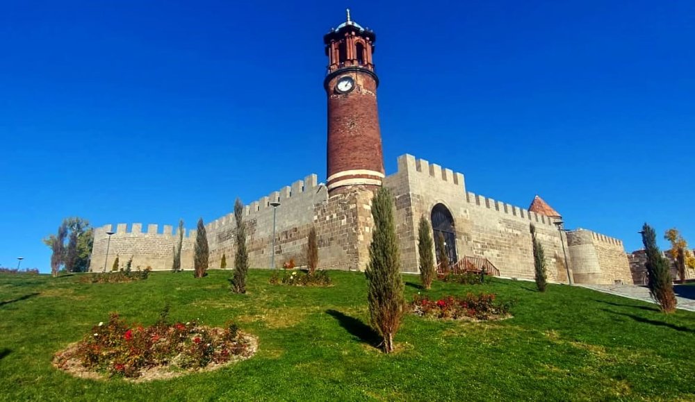 Erzurum’da Tarihi Saat Kulesi Geçici Ziyarete Kapatılıyor