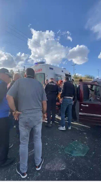 Kars-Çakmak Yolunda Kaza.. İtfaiye ve AFAD Ekipleri Sıkışan Sürücüyü Çıkardı!