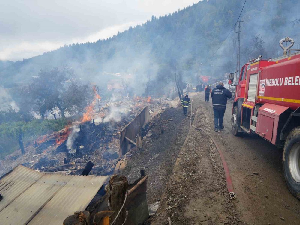 Kastamonu’da Köy Yangınının Bilançosu Ortaya Çıktı.. 11 Ev ve Çok Sayıda Yapı Yandı!