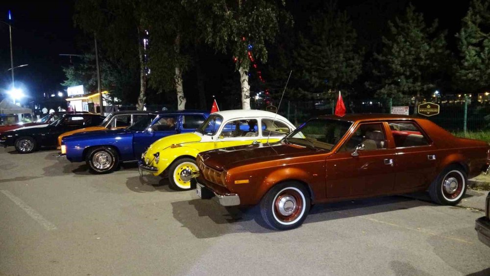 Klasik Araçlar Erzurum Caddelerinde Buluştu.. 18 Otomobille Nostalji Turu!