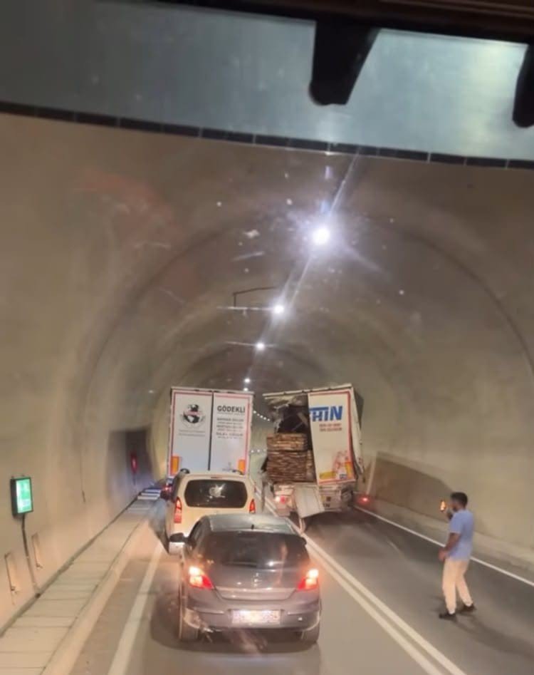 Artvin’de Tünelde Zincirleme Kaza.. Kazada 1 Kişi Yaşamını Yitirdi, 2 Kişi Yaralandı!