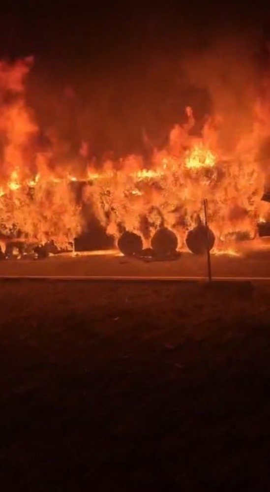 Kars Çevreyolunda TIR Yangını.. Alevler Araca Yayılmadan İtfaiye Müdahale Etti!