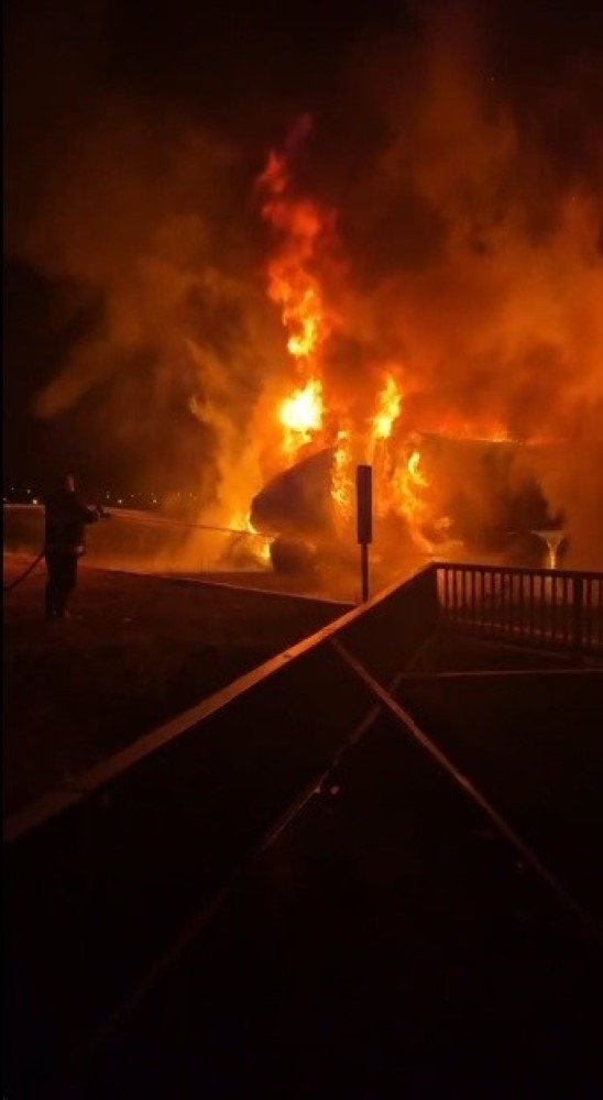 Kars Çevreyolunda TIR Yangını.. Alevler Araca Yayılmadan İtfaiye Müdahale Etti!