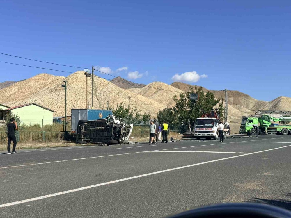 Erzurum-Ardahan Kara Yolunda Feci Kaza.. 2’si Ağır 3 Yaralı İçin Alarm!