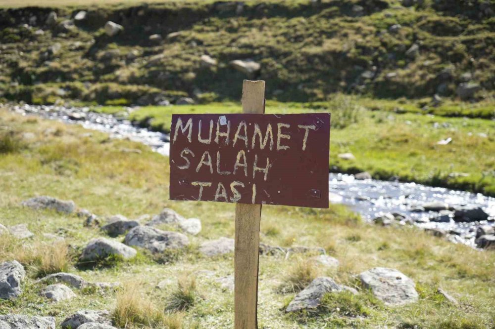 Gümüşhane’de Salah’ın Taşı Gündemde.. Tabela ve Bank Bir Gecede Ortadan Kayboldu!