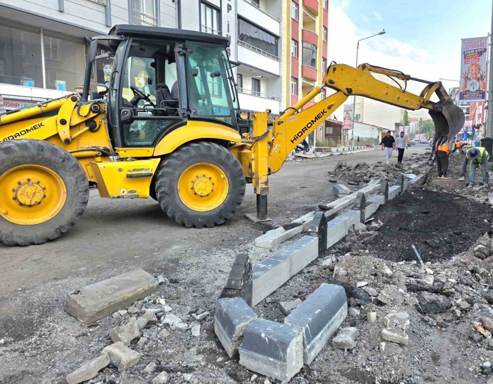 Ardahan’da Kaldırım Yenileme Çalışmaları Sürüyor.. Yaya Ulaşımı İçin Düzenleme Yapılıyor!