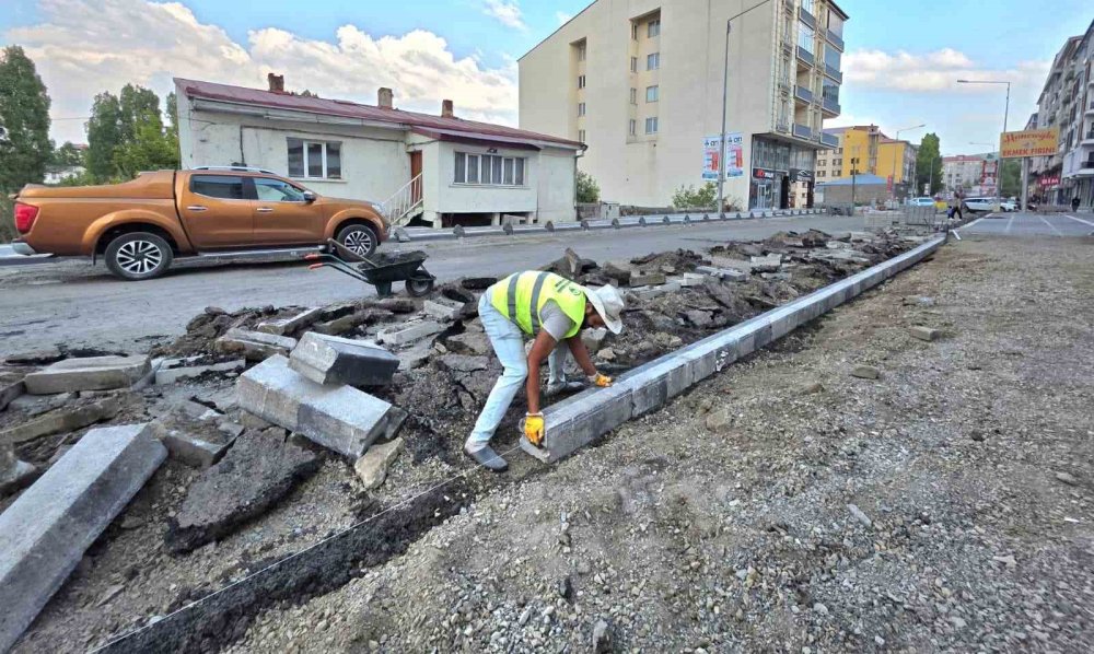 Ardahan’da Kaldırım Yenileme Çalışmaları Sürüyor.. Yaya Ulaşımı İçin Düzenleme Yapılıyor!