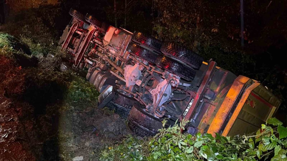 Artvin Hopa’da Yağış Kazaya Neden Oldu.. Kamyon Dere Yatağına Devrildi!