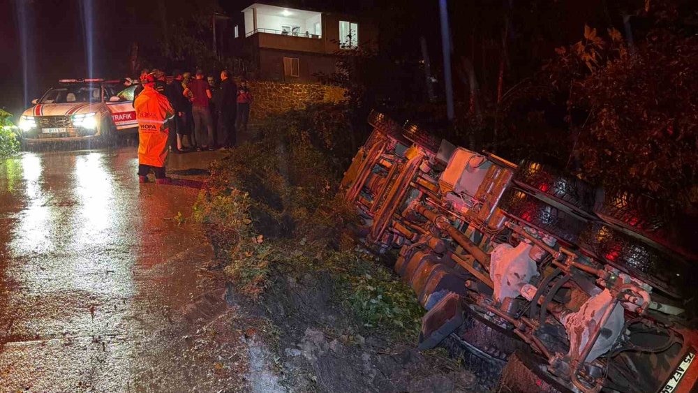Artvin Hopa’da Yağış Kazaya Neden Oldu.. Kamyon Dere Yatağına Devrildi!