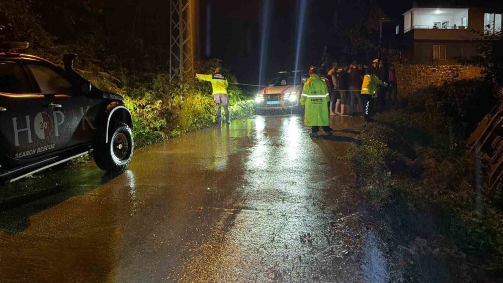 Artvin Hopa’da Yağış Kazaya Neden Oldu.. Kamyon Dere Yatağına Devrildi!