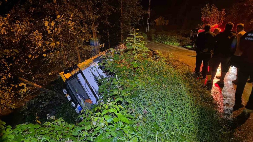 Artvin Hopa’da Yağış Kazaya Neden Oldu.. Kamyon Dere Yatağına Devrildi!