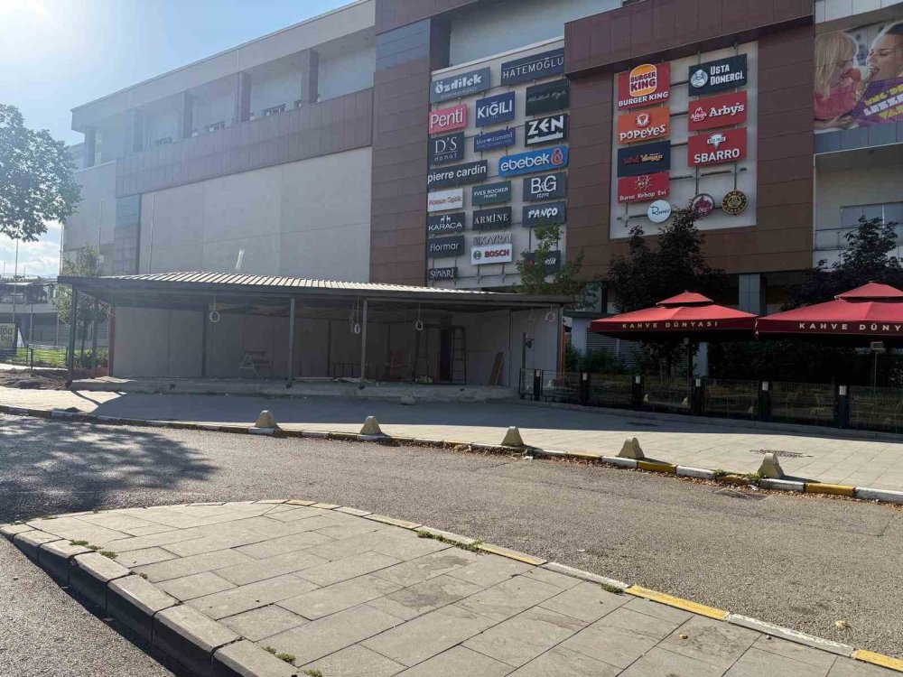 MNG AVM Önündeki Kaldırıma Yapı Tepkisi.. Erzurum’da Yayalar Geçişte Zorlanıyor!