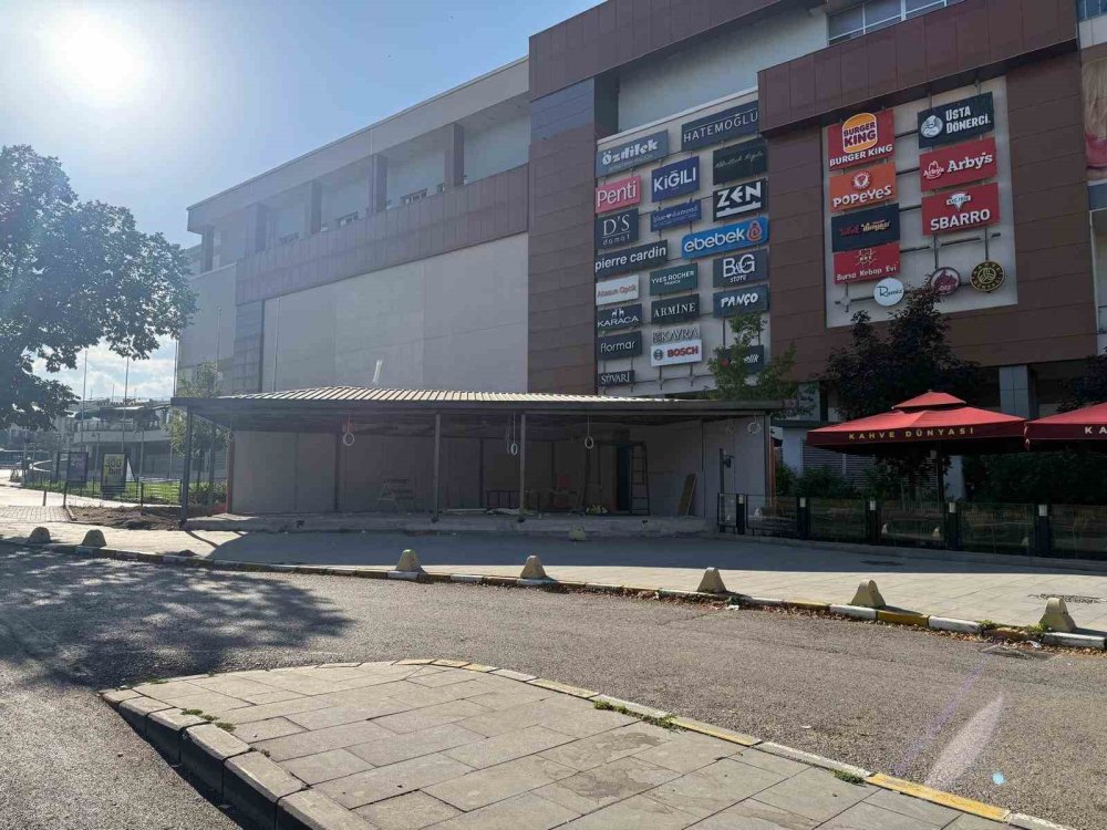 MNG AVM Önündeki Kaldırıma Yapı Tepkisi.. Erzurum’da Yayalar Geçişte Zorlanıyor!