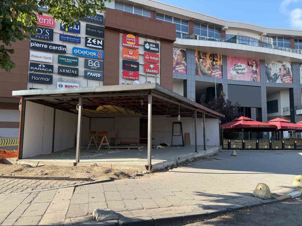 MNG AVM Önündeki Kaldırıma Yapı Tepkisi.. Erzurum’da Yayalar Geçişte Zorlanıyor!