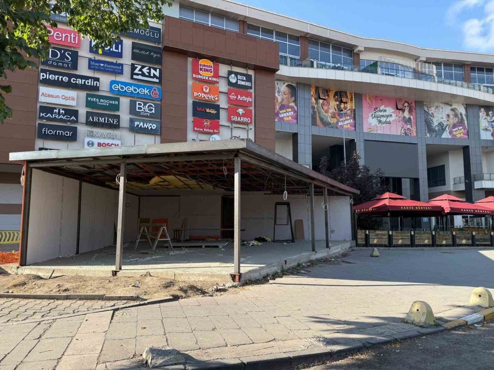 MNG AVM Önündeki Kaldırıma Yapı Tepkisi.. Erzurum’da Yayalar Geçişte Zorlanıyor!
