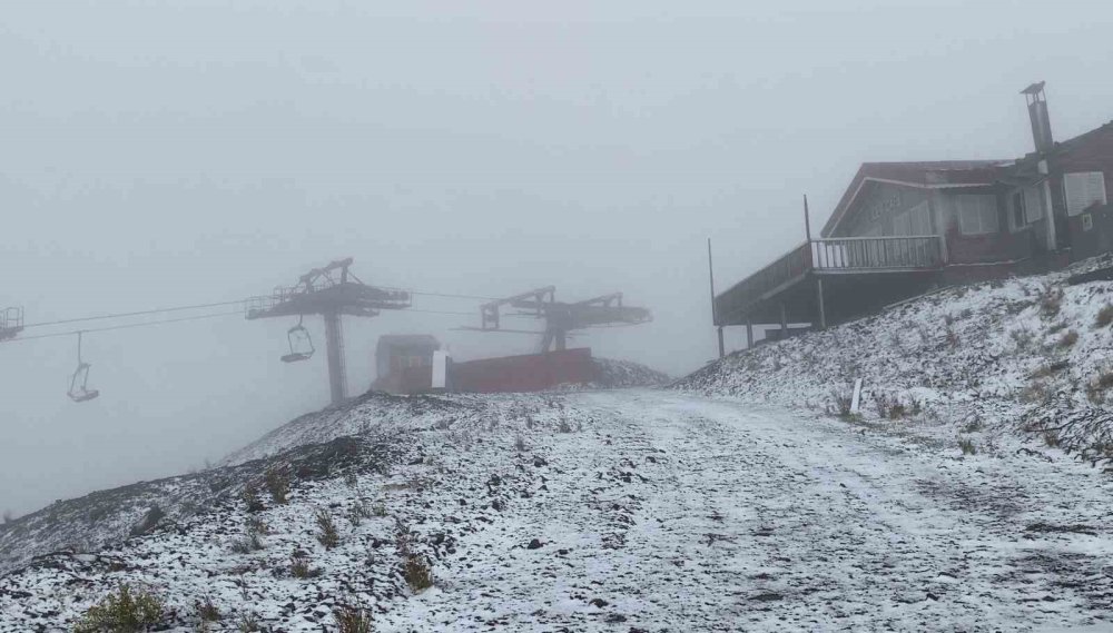 Erzurum Palandöken’de İlk Kar.. Mevsimin İlk Karı Ejder Tepesi’ni Beyaza Büründü!
