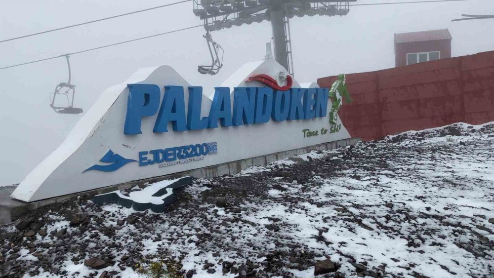 Erzurum Palandöken’de İlk Kar.. Mevsimin İlk Karı Ejder Tepesi’ni Beyaza Büründü!