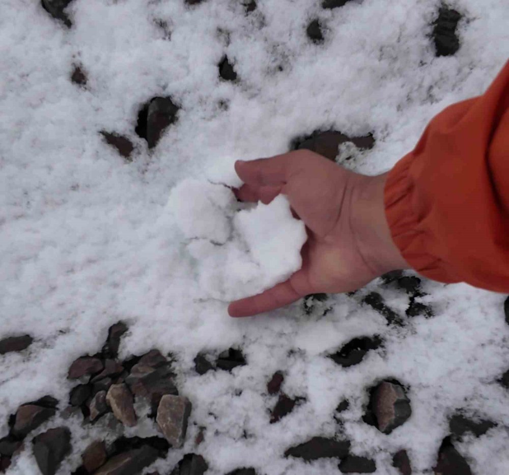 Erzurum Palandöken’de İlk Kar.. Mevsimin İlk Karı Ejder Tepesi’ni Beyaza Büründü!