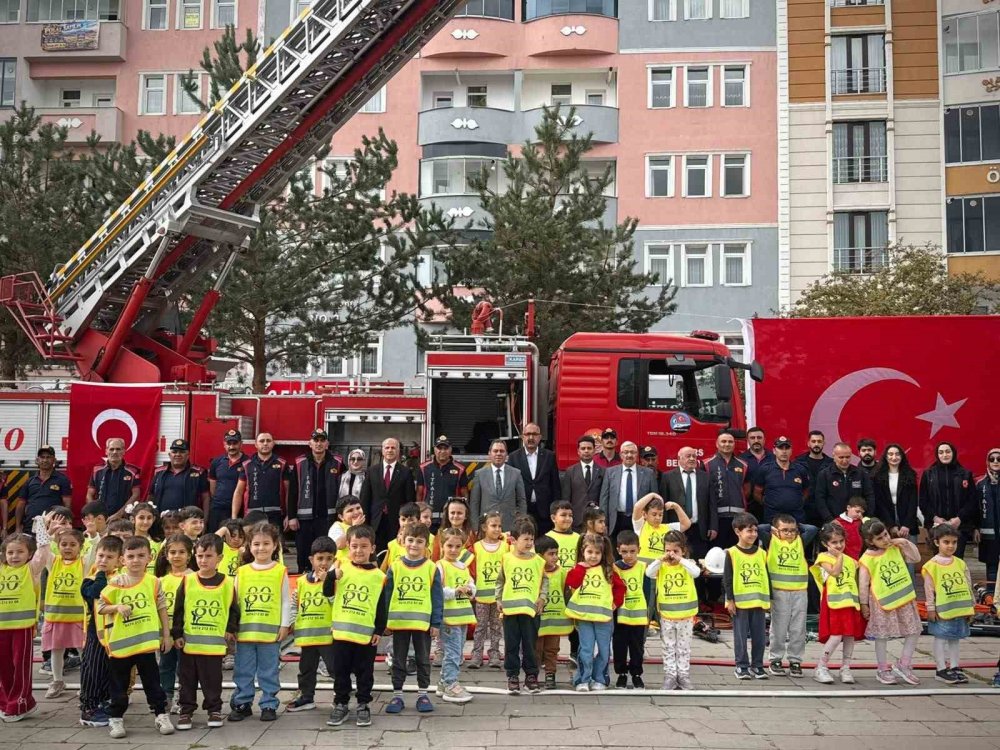 Kars’ta İtfaiye Haftası Buluşması.. Öğrenciler İtfaiye Araçlarını Yakından Tanıdı!