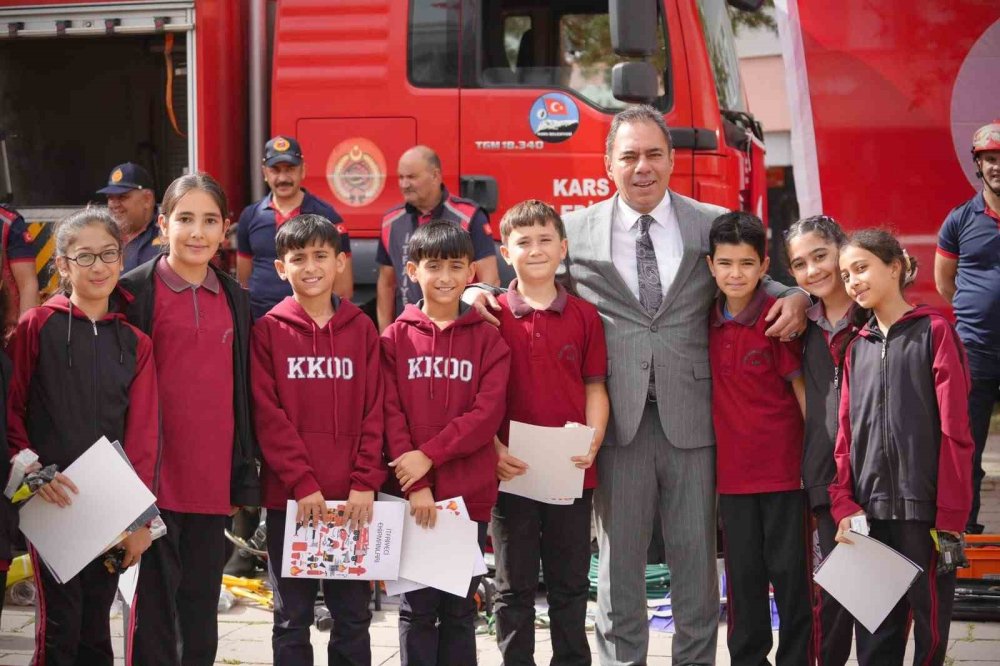 Kars’ta İtfaiye Haftası Buluşması.. Öğrenciler İtfaiye Araçlarını Yakından Tanıdı!