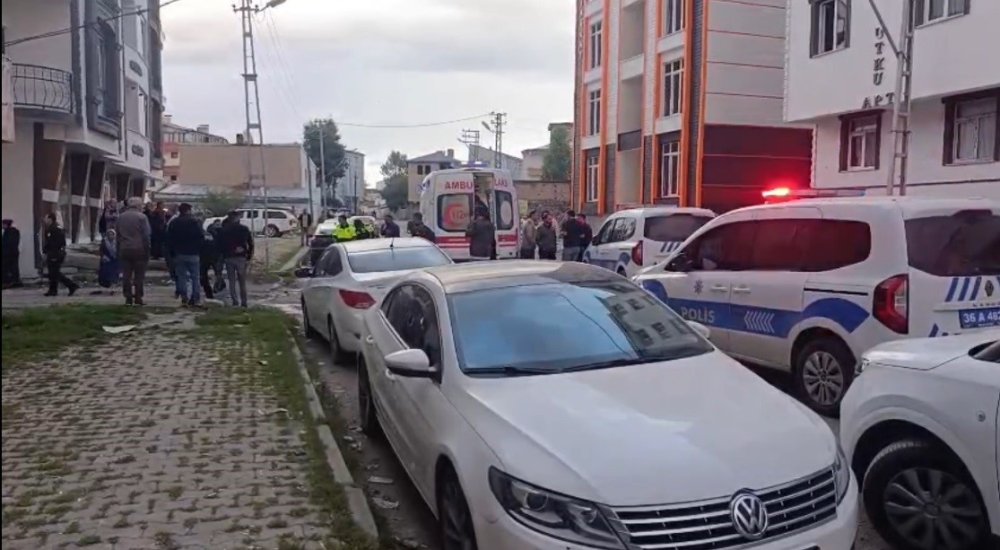 Kars’ta Motosikletli Saldırgan Dehşeti: 1’i Kadın 2 Kişi Silahla Yaralandı
