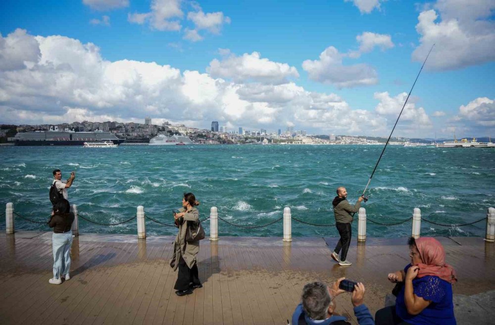 İstanbul Boğazı'nda Renk Değişimi.. Alg Patlaması Suları Turkuaza Çevirdi!