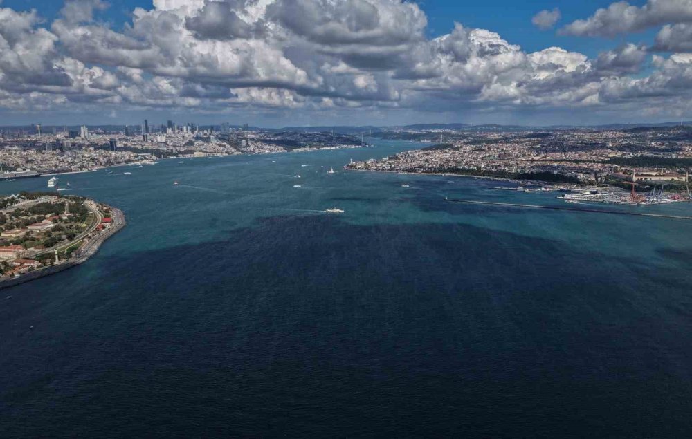 İstanbul Boğazı'nda Renk Değişimi.. Alg Patlaması Suları Turkuaza Çevirdi!