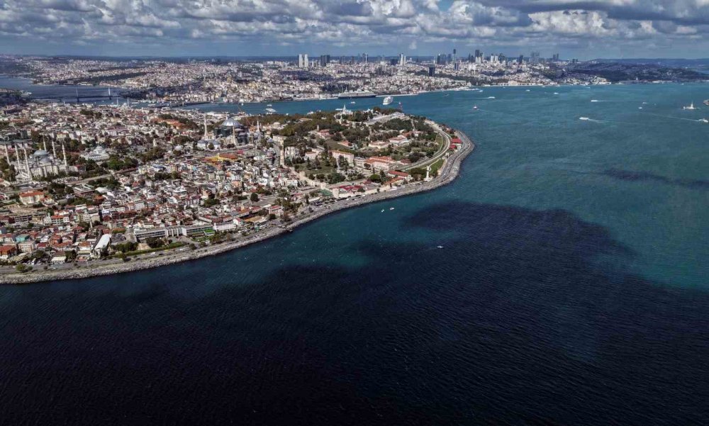 İstanbul Boğazı'nda Renk Değişimi.. Alg Patlaması Suları Turkuaza Çevirdi!