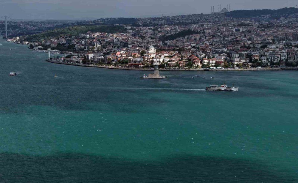 İstanbul Boğazı'nda Renk Değişimi.. Alg Patlaması Suları Turkuaza Çevirdi!