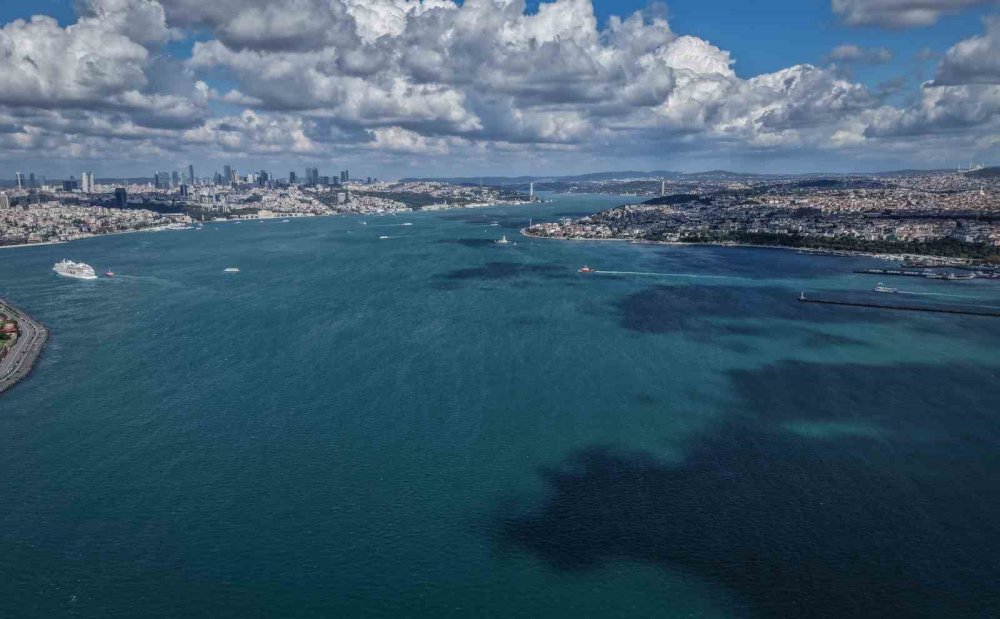 İstanbul Boğazı'nda Renk Değişimi.. Alg Patlaması Suları Turkuaza Çevirdi!
