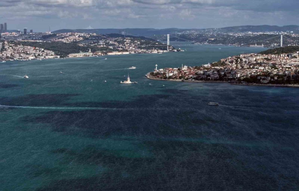 İstanbul Boğazı'nda Renk Değişimi.. Alg Patlaması Suları Turkuaza Çevirdi!
