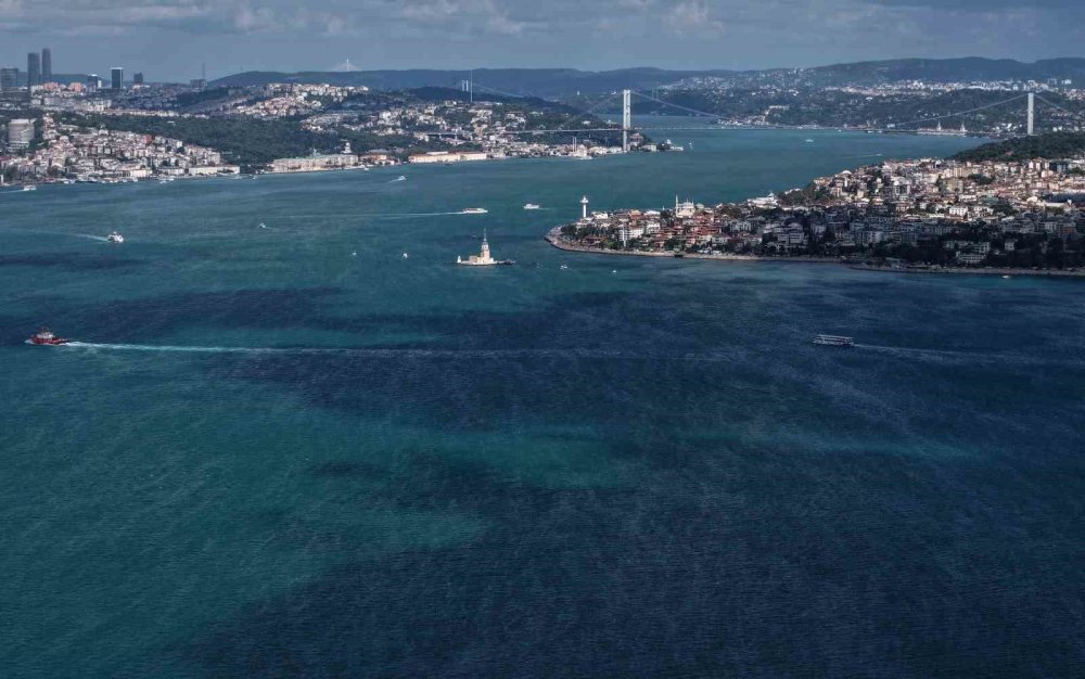 İstanbul Boğazı'nda Renk Değişimi.. Alg Patlaması Suları Turkuaza Çevirdi!