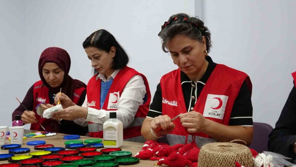 Kadınlar Kızılay İçin Üretiyor.. El Emeği Ürünler Hayır Çarşısında Satılacak!