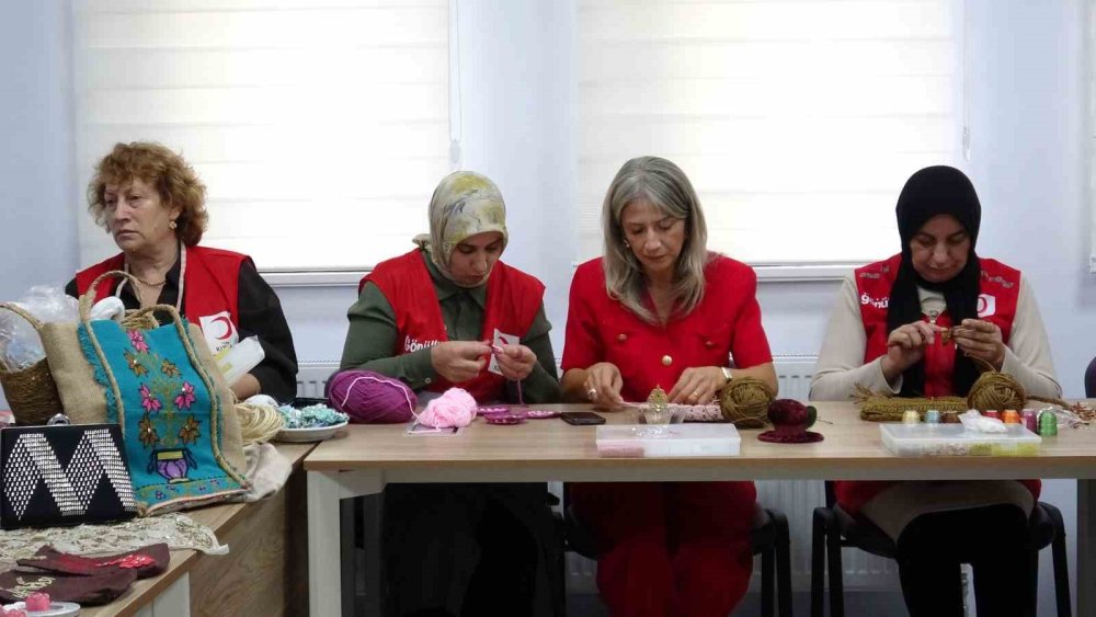 Kadınlar Kızılay İçin Üretiyor.. El Emeği Ürünler Hayır Çarşısında Satılacak!