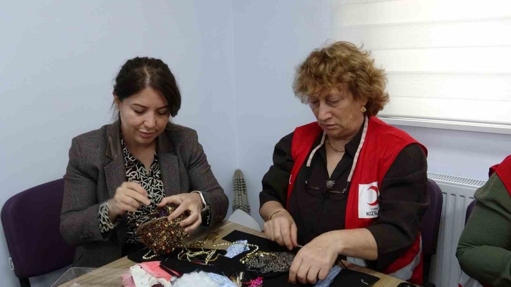 Kadınlar Kızılay İçin Üretiyor.. El Emeği Ürünler Hayır Çarşısında Satılacak!