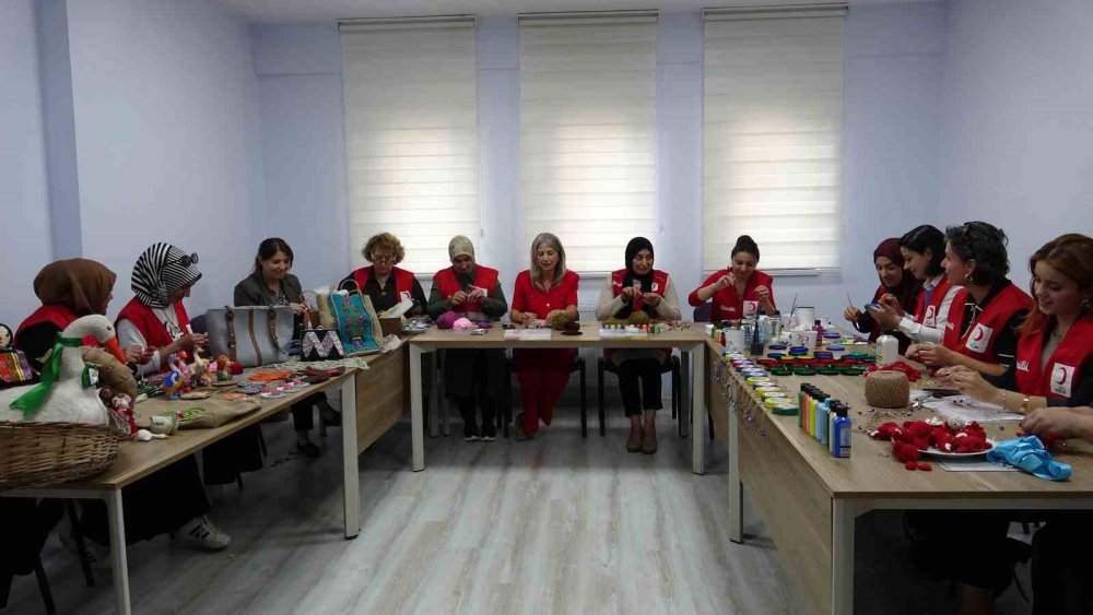 Kadınlar Kızılay İçin Üretiyor.. El Emeği Ürünler Hayır Çarşısında Satılacak!