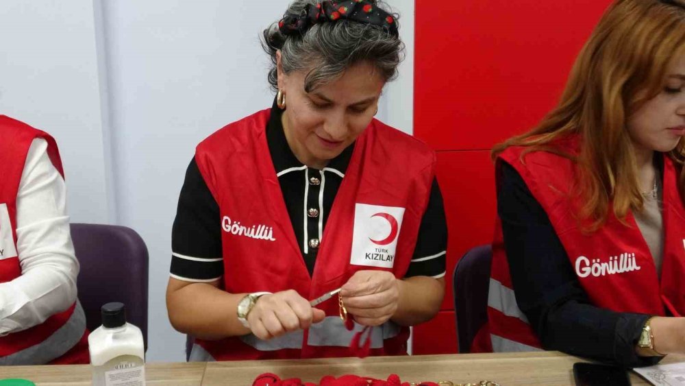 Kadınlar Kızılay İçin Üretiyor.. El Emeği Ürünler Hayır Çarşısında Satılacak!